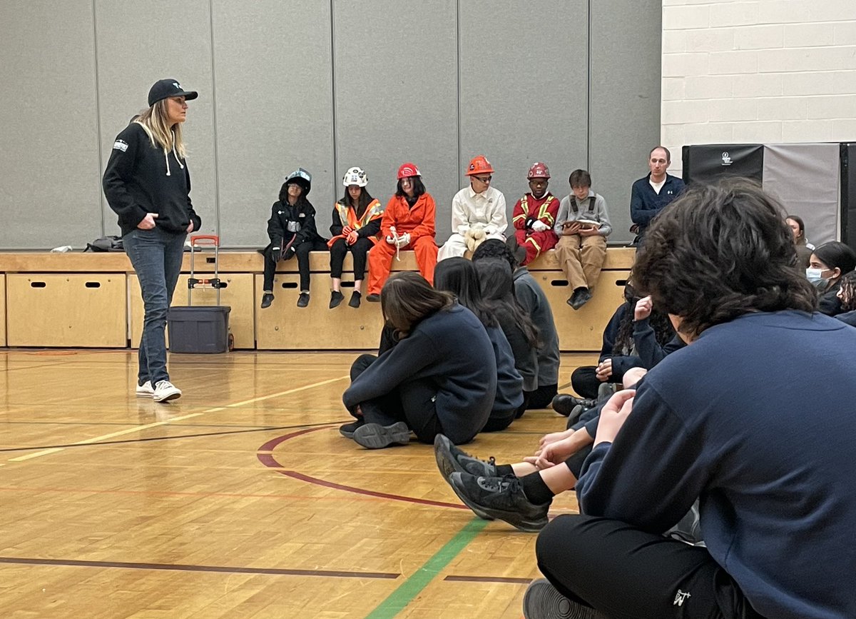 JocelyneSuits's tweet photo. Jamie McMillan continue sa tournée des écoles du @cscmonavenir à l’ÉSC PRDG, où elle encourage les jeunes à suivre des cours de technologie au secondaire et considérer une carrière dans les métiers spécialisés. @progavenirsec #pajo #destinationreussite @KickAssJourney https://t.co/DFoLlmPdPK