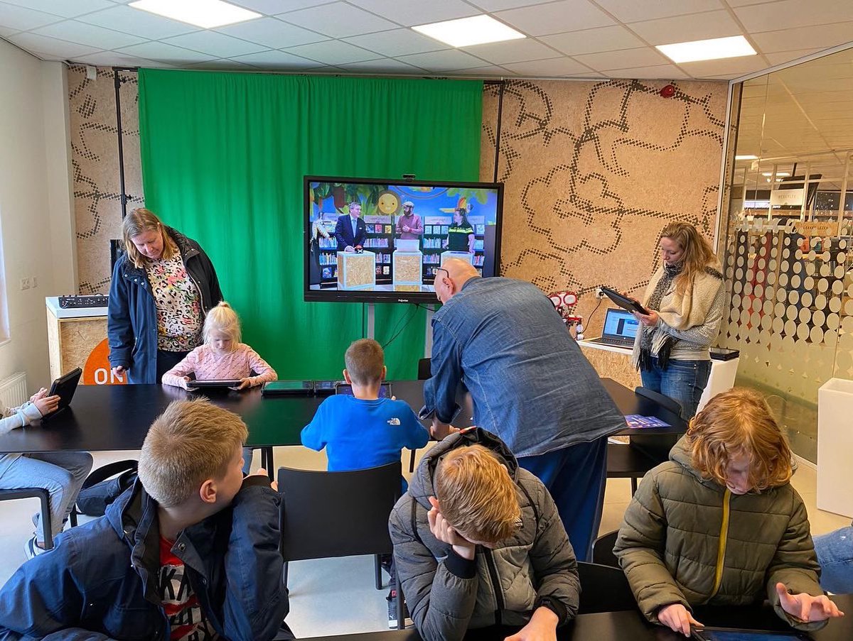 Arnoud en Maaike hadden het er vanmiddag maar druk mee. Meer dan 25 Cyber Agents melden zich vanmiddag op het tijdelijke “hoofdkantoor” in de bieb. Samen speelden ze de eerste levels van <a href="/joinhackshield/">HackShield - Future Cyber Heroes</a> De komende weken organiseren we meer Hackshield-middagen in de bieb.