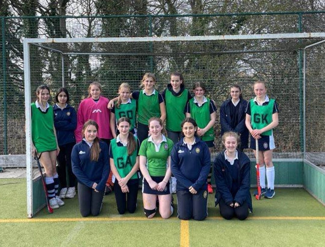 MacLeodHouseDS's tweet photo. MacLeod Intermediate &amp; Seniors in action for House Hockey against both boy and girl Houses. Snow ❄️ did not deter them. Well done to all who took part 🏑 https://t.co/amHoDWsiVU