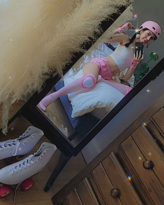 Todays scene: sk8er gorl 💕🛼  beep beep! https://t.co/tmKq5YtVMR<a href="/tag/mvsales"class="tags"><span>#mvsales</span></a>