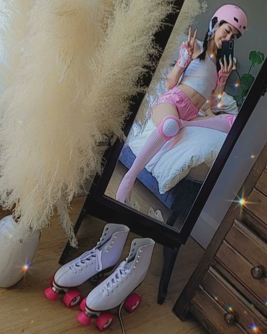 Todays scene: sk8er gorl 💕🛼  beep beep! https://t.co/tmKq5YtVMR<a href="/tag/mvsales"class="tags"><span>#mvsales</span></a>