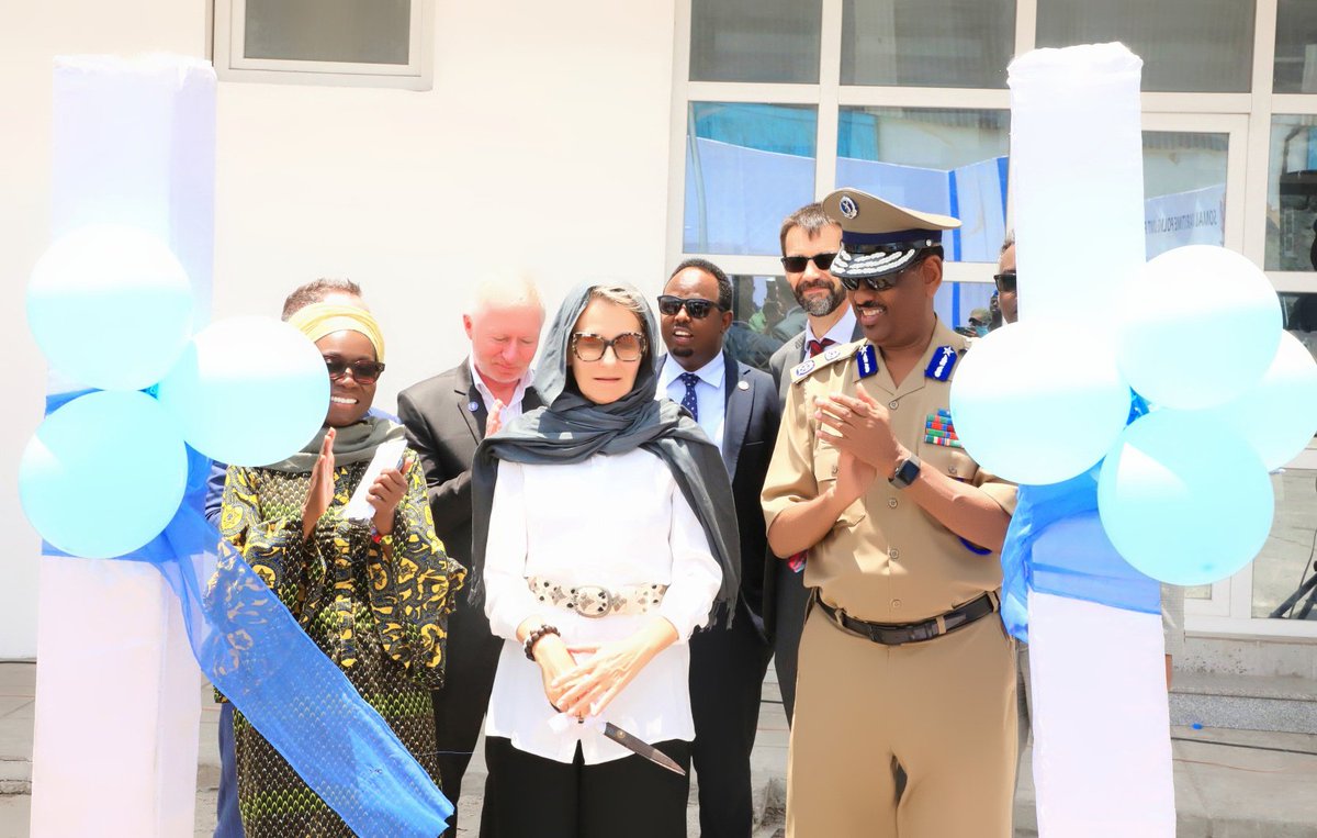 RadioSna's tweet photo. Taliyaha @SoPoliceForce @GenHijaar & masuuliyiin kale ayaa xarigga ka jaray xarun cusub oo loo dhisay Ciidanka #Booliska Ilaalada #Xeebaha. Dhismaha xaruntan cusub ayaa qayb ka ah dadaallada dib-u-dhiska #CBS, laguna xaqiijinayo nabadgalyada xeebaha dalkeenna.
#Somalia https://t.co/KWulnO5fLC