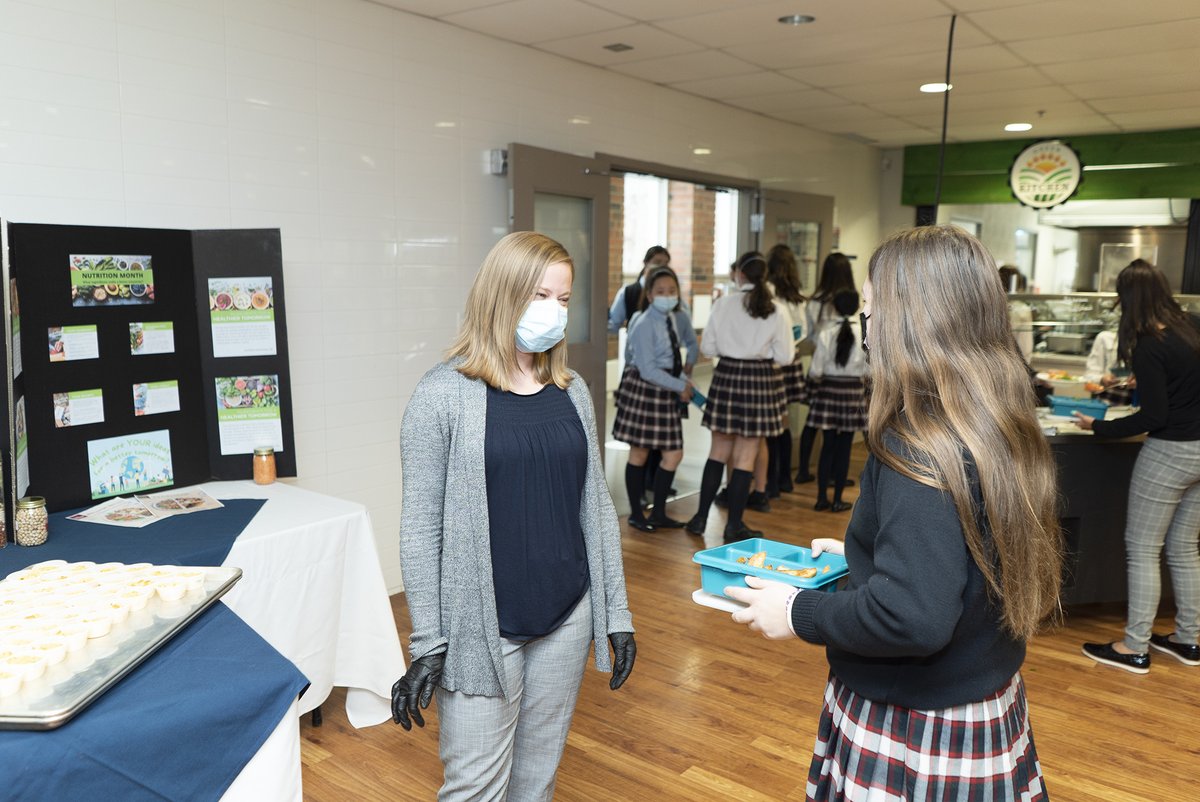 TheCDS1972's tweet photo. Clare of @Aramark visited during lunch today to answer questions about health and nutrition that our students might have.
She also shared the importance of seasonal eating.
#cdsdininghall #seasonaleating #rainbowplate https://t.co/h1H7pyoh3I