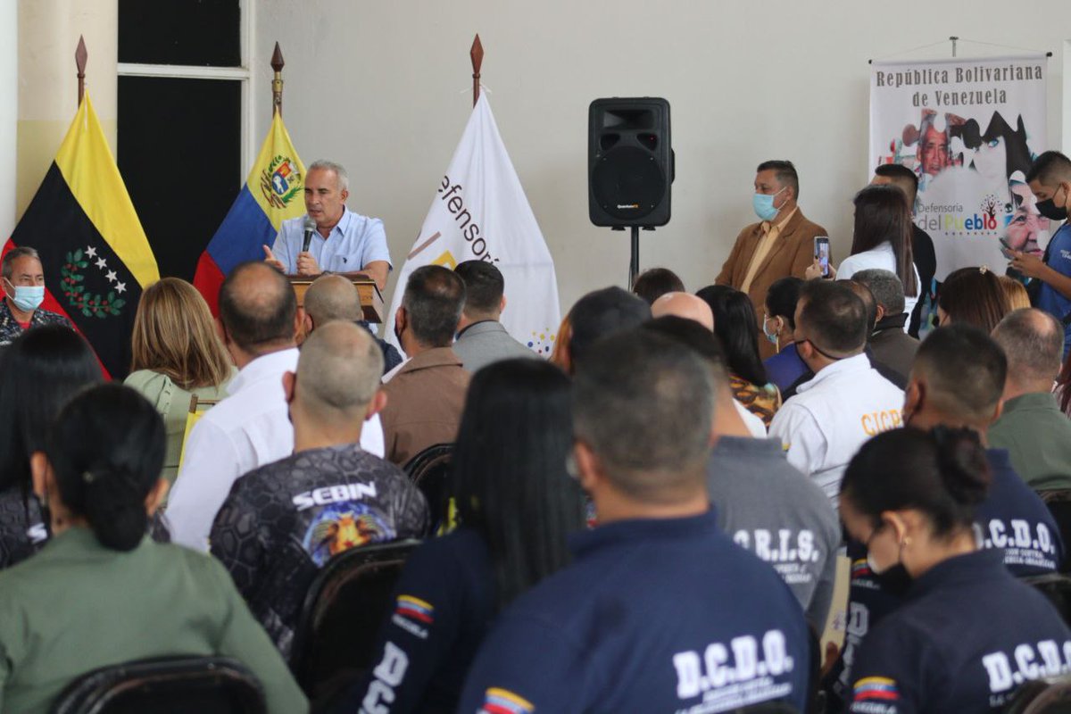 freddybernal_ve's tweet photo. Felicito a los funcionarios de los organismos de seguridad del estado, por recibir su Certificado del Diplomado de Derechos Humanos de la E.N. de Derecho Luis Alberto Zuria de la Defensoría del Pueblo. ¡En #Táchira seguimos garantizando la vigencia de los Derechos Humanos! https://t.co/zeVLXLAOTH
