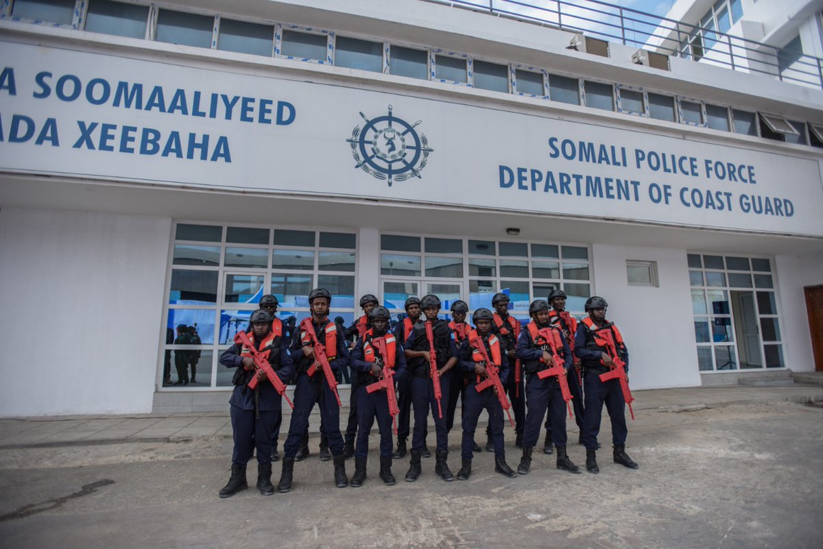 RadioSna's tweet photo. Taliyaha @SoPoliceForce @GenHijaar & masuuliyiin kale ayaa xarigga ka jaray xarun cusub oo loo dhisay Ciidanka #Booliska Ilaalada #Xeebaha. Dhismaha xaruntan cusub ayaa qayb ka ah dadaallada dib-u-dhiska #CBS, laguna xaqiijinayo nabadgalyada xeebaha dalkeenna.
#Somalia https://t.co/KWulnO5fLC
