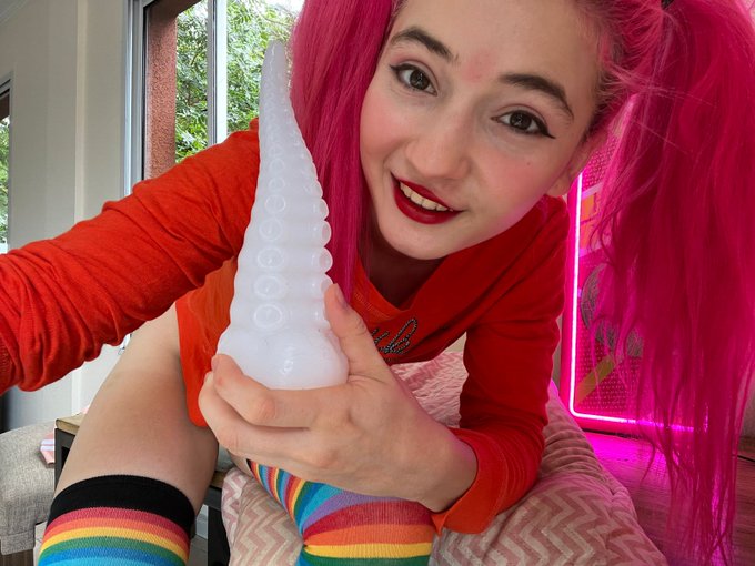 2 pic. Se vienen todavia mas cositas nuevas al Onlyfans UwU 🐙 https://t.co/JPPMJ07X6y