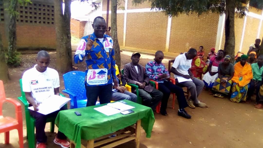 CommuneKayogoro's tweet photo. #Nyakubahwa Musitanteri wa komine KAYOGORO yagiranye inama n'abenegihugu barikumwe n'indongozi ziva ku mitumba yose igize zone Mugeni uyu musi 30/03/2022 aho yaciye abashikiriza umukuru wa Zone Mugeni Mushasha HAKIZIMANA Daniel yasubiriye BANGIRINAMA Salvator# https://t.co/16aJVXuBvM