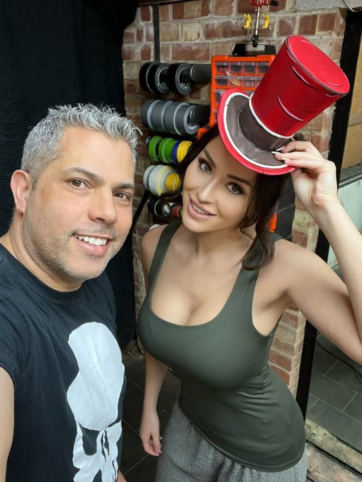 PROP MAKING STREAM NOW LIVE!   My dad @NicSamiotis an I are working on Moxxi from @2K_UK @Borderlands<a class="tags" target="_blank" title="On Twitter" href="/?out=eyJ0eXAiOiJKV1QiLCJhbGciOiJIUzUxMiJ9.eyJpYXQiOjE3MjA3MjgzMjksImlzcyI6InR3cG9ybnN0YXJzLmNvbSIsIm5iZiI6MTcyMDcyODMyOSwiZXhwIjoxNzUyMjY0MzI5LCJyZWRpcmVjdF91cmwiOiJodHRwczovL3R3aXR0ZXIuY29tL05pY1NhbWlvdGlzIn0.Ef64sVyIER9JzkPk11uq0fCR468oeVwn-MUQo-3ef4w0ZdtvuyhxT3ZkeZDVRzxCYINiE4Uk0RwsChriRIltdw">@NicSamiotis</a>