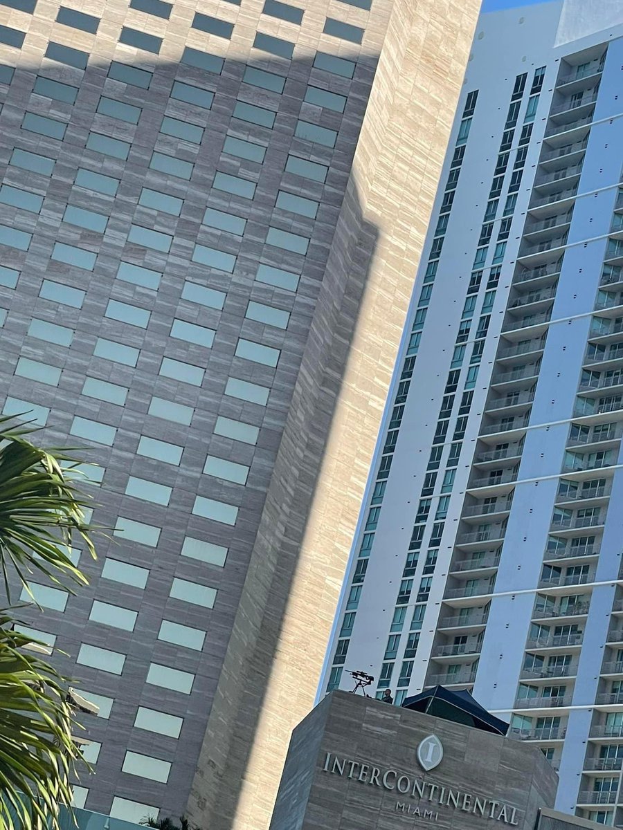 EDM_RAVERS's tweet photo. Anyone saw the sniper at Ultra Music Festival ? lol crazyyyy https://t.co/Ope49iJHzU