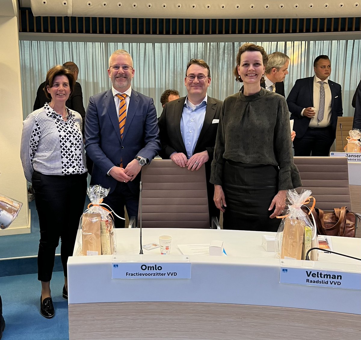 De nieuwe fractie is weer officieel geïnstalleerd. En nu aan de slag voor een liberaler #Ede! Succes @VeltmanEde, <a href="/OmloVVD/">Bart Omlo</a>, <a href="/thimoharmsen/">Thimo Harmsen</a> en <a href="/de_hoekman/">Hermien Hoekman</a> in de <a href="/RaadEde/">Gemeenteraad Ede</a> #bouwenaandetoekomst
