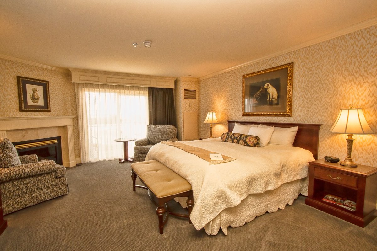 FairhavenInn's tweet photo. After a day of exploring the charming town of Fairhaven, let our cozy guestrooms welcome you back feeling rejuvenated for tomorrow's adventures. https://t.co/iz1f9b5a78