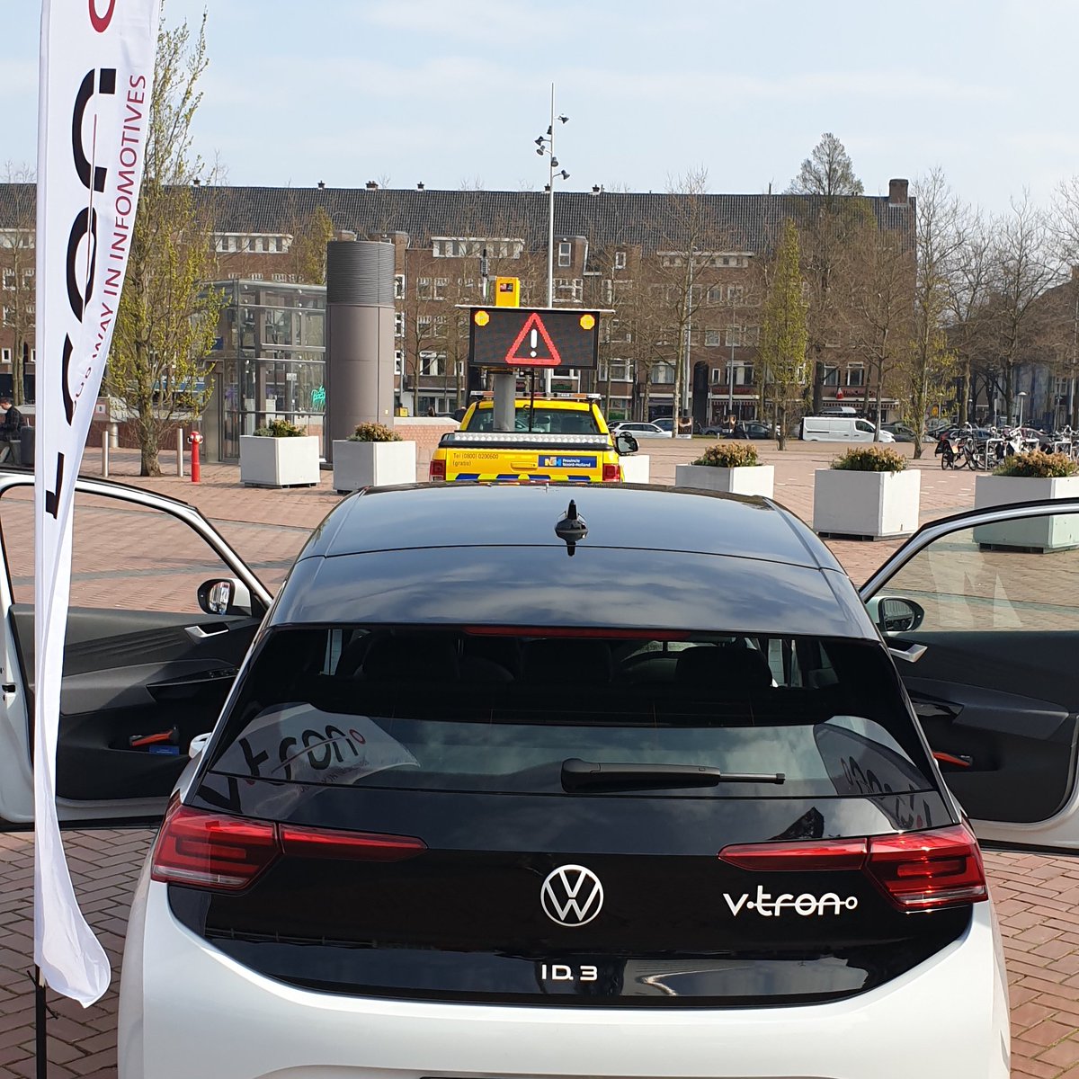 V_tron's tweet photo. U heeft nog twee dagen om @intertraffic Amsterdam 2022 te bezoeken.

Bekijk hier vast de #Car2X-video (https://t.co/Jd2zAQQaLP) en kom langs om de demo van short range communicatie live te zien. https://t.co/B6HYFmZtyp