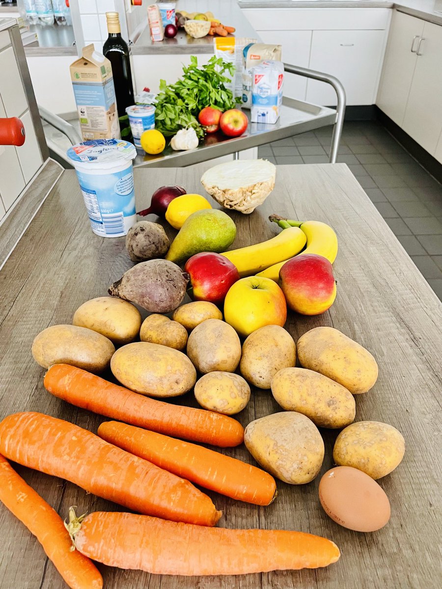 Kernie5's tweet photo. Gibt es eigentlich Koch-Lehrkräfte im #twitterlehrerzimmer? Für meine 11. Klasse habe ich mir in der Projektwoche eine #kochchallenge ausgedacht: 3 vegetarische Gänge aus 9 fixen Zutaten. Das war heute ein großer Spaß! Lecker und ansehnlich. Ich träume schon von „Jugend kocht“! https://t.co/xkVnxF8Y7L