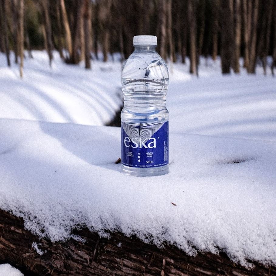 Pendant la saison des sucres, accompagnez votre tire d'érable d'une eau pure sur neige ❄️ Irez-vous à la cabane à sucre ce printemps?
▪
During maple season, wash your maple taffy down with winter fresh, pure water ❄️ Will you be going to a sugar shack this spring?