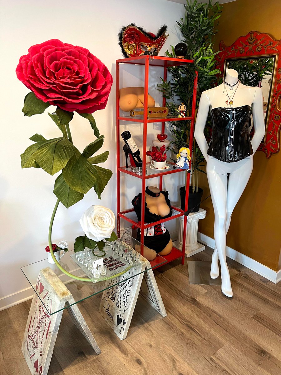 CleaningSimp's tweet photo. i cleaned my own home for a change - and turned it into Wonderland. Happiness. Now, back to cleaning for my superiors!
.
.
.
#cleaningslave #cleaningsimp #mtlsub #femdom #mtldomme #Wonderland https://t.co/GUvqmPIN5h