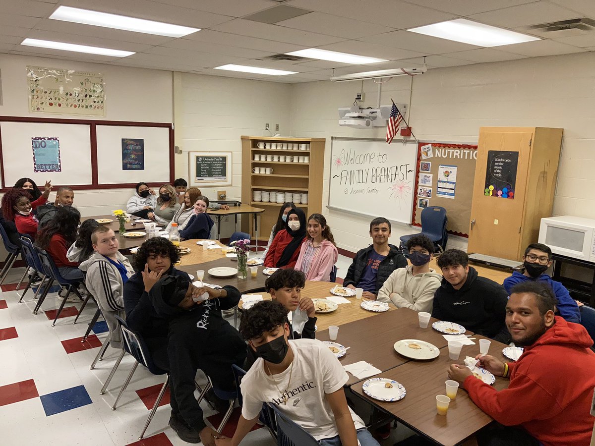 MissHicks_'s tweet image. Family Breakfast for our Family Module 😋 One of my favorite class days all year!!!! #family #individualdevelopment #facs #wearefamily @VATFACS @CTE4pwcs