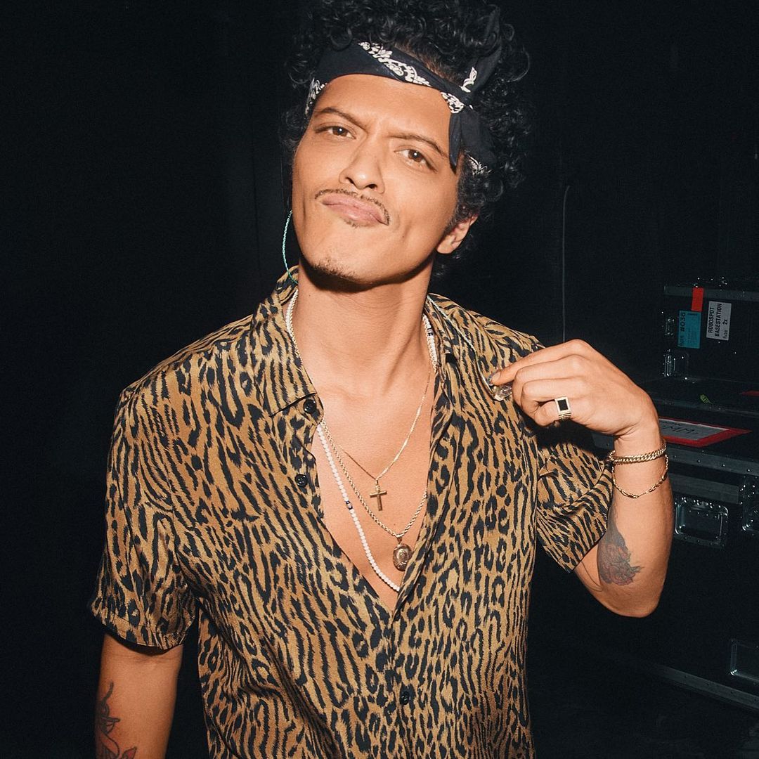 offthefIoor's tweet photo. "só acredito porque tem imagens" - uma thread sobre coisas do Bruno Mars que até hoje não acredito que aconteceram mesmo: https://t.co/TBU1Li12f5