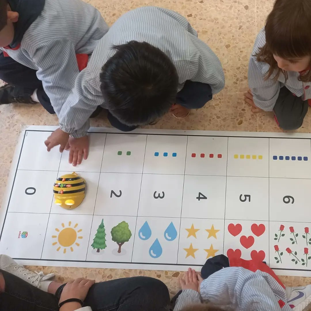salesianosHUESC's tweet photo. 2EI Rincones con temática de primavera 🌸🌼💠
Escritura libre de bichitos🦋🐝🕷🐛 , Bee Bot de primavera y en plástica trabajo para el mural 🌈
#educacióninfantil
#rinconesinfantil
#primavera
#beetbot https://t.co/WYkfPuoJGG