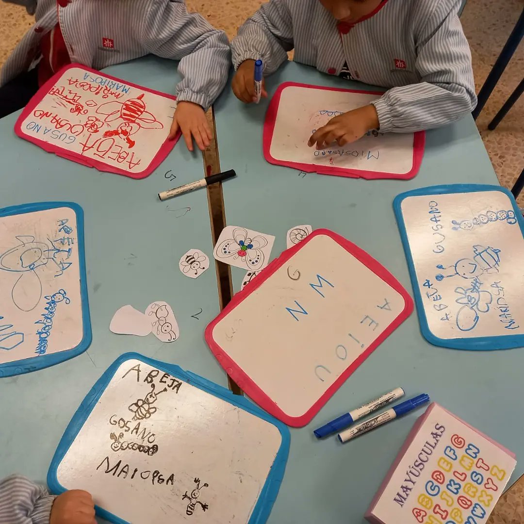 salesianosHUESC's tweet photo. 2EI Rincones con temática de primavera 🌸🌼💠
Escritura libre de bichitos🦋🐝🕷🐛 , Bee Bot de primavera y en plástica trabajo para el mural 🌈
#educacióninfantil
#rinconesinfantil
#primavera
#beetbot https://t.co/WYkfPuoJGG
