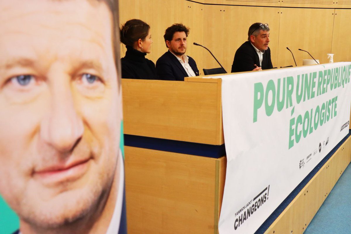 MargotBelair's tweet photo. Soirée de campagne à Grenoble pour @yjadot 🌻 #Jadot2022 avec @EricPiolle @GuillaumGontard @MarineDenis8 et @julienbayou.
➡️ Oui, les écologistes portent les solutions face à l'inaction climatique des gouvernements successifs ! 💪✨
#RépubliqueÉcologiste https://t.co/bhW56QY4PH