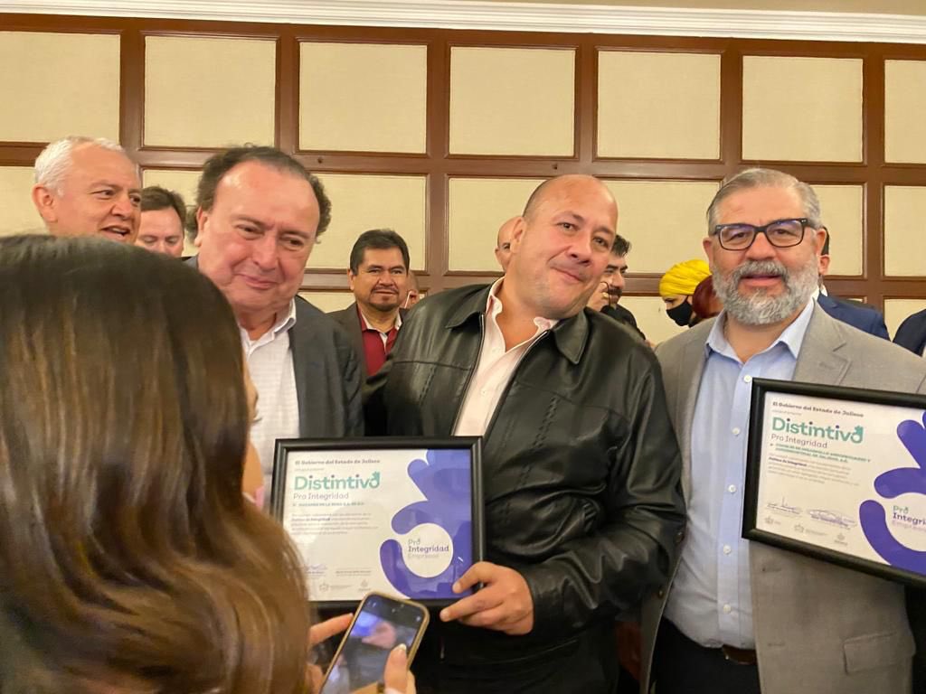 CharroCanalesL's tweet photo. Hoy el Gobernador nos entrega el distintivo #PROINTEGRIDAD. El @CDAAJalisco es parte del primer grupo de empresas y organismos que lo obtienen ¡felicidades equipo!  @EnriqueAlfaroR https://t.co/nrgvl0MFLR