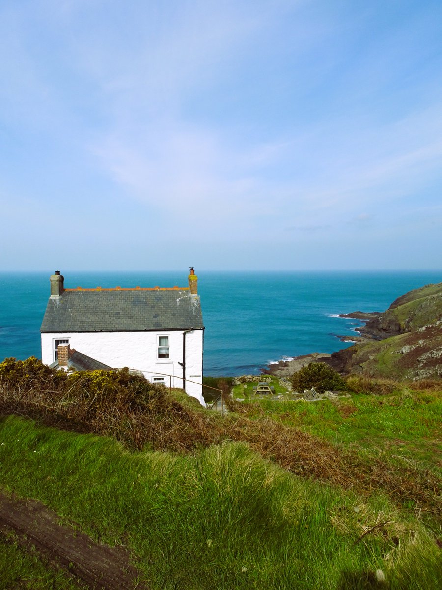 At Cape Cornwall, I came across this cottage which has been a recurring memory ever since.

#blogpost wordloft.co.uk/blog/undergrou… #capecornwall #whealcall #cornwalllife #dreaming #seascape