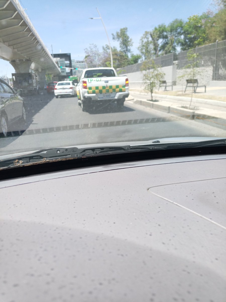 gazepeda's tweet photo. @TransporteJal @Trafico_ZMG Tus elementos están parados en plena Av. Ávila Camacho casi llegando a Plaza Patria, entorpeciendo todo el tráfico y no tienen a ningún tipo de transporte detenido, pareciera que están cazando a ver qué cae. Eso sí, vehículo encendido, contaminando. https://t.co/H2dO1xpPnn