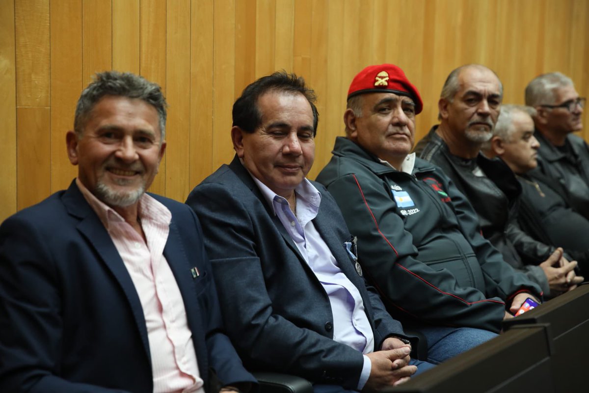 LegislaturaCBA's tweet photo. En el recinto se encuentran el vicegobernador @manuelcalvocba, el ministro @carlosmassei, representantes de las Fuerzas Armadas, de distintas organizaciones de excombatientes y dos veteranos de guerra que trabajan en la Legislatura. 
#LegislaturaCBA2022 https://t.co/TZSeYqwVcV