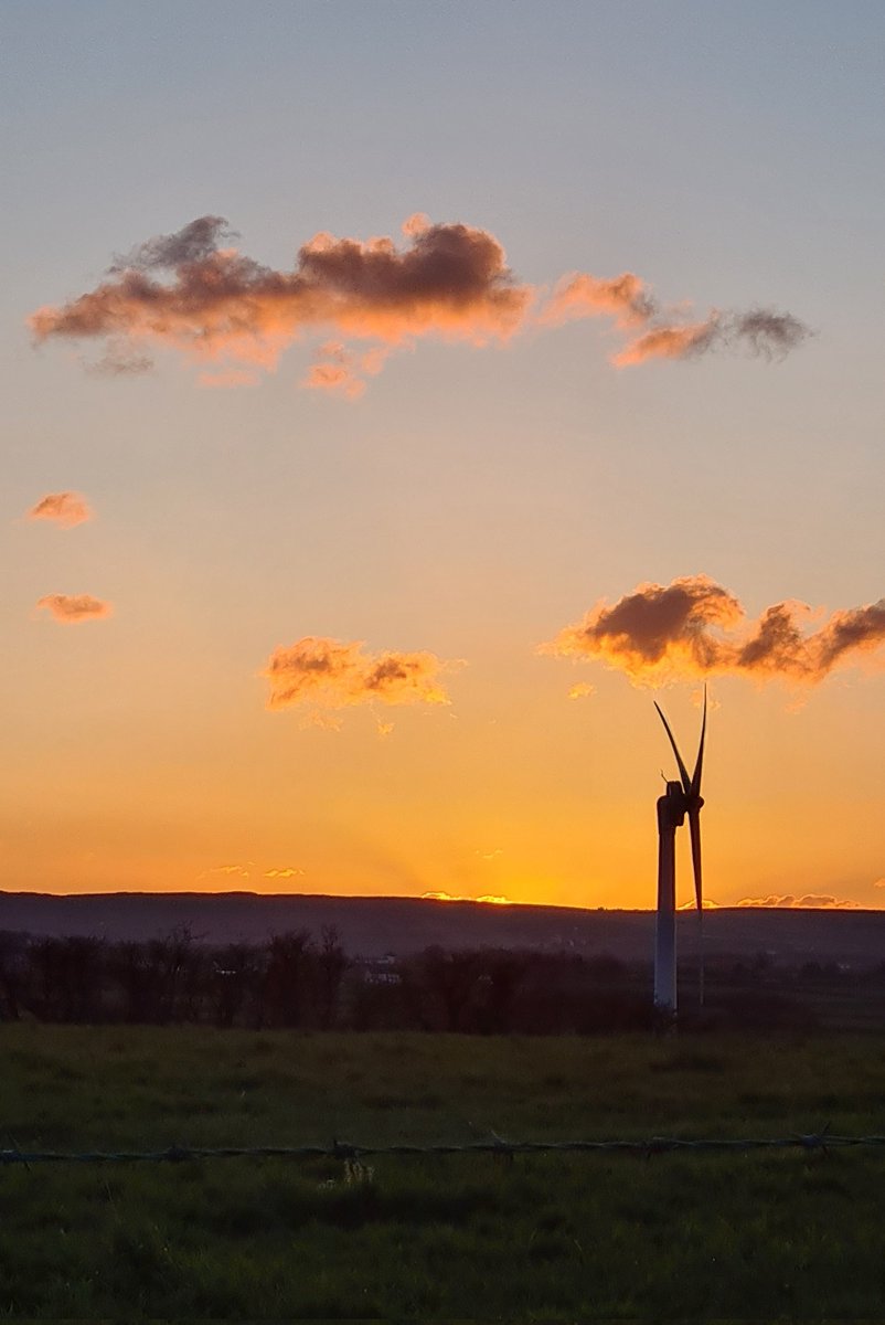 SamCelebrant's tweet photo. #sunset this evening #Coleraine #Spring #March @bbcniweather @WeatherCee @barrabest @angie_weather @Louise_utv @deric_tv @lindahughesmet @WeatherAisling @VisitCauseway https://t.co/5PjbEeUXMp