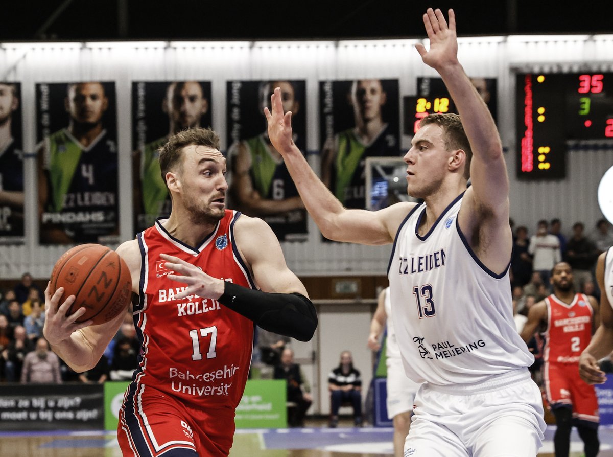 trtspor's tweet photo. 🇹🇷🏀 FIBA Europe Cup’taki temsilcimiz Bahçeşehir Koleji, yarı final ilk maçında Hollanda'nın ZZ Leiden takımını deplasmanda 77-71 mağlup etti.

📌 İki maç üzerinden yapılacak yarı finalde rövanş 6 Nisan Çarşamba günü Ülker Spor ve Etkinlik Salonu'nda oynanacak. https://t.co/LQjqMegagU