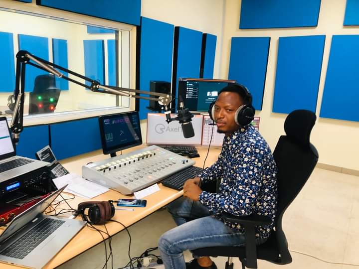 Ovonicely's tweet photo. Yesterday I started another journey to educate Nigerians on Volunteering at Radio Maria, 91.3 Fm. Kindly tune in 8:30am every Tuesday if you’re in Abuja.Volunteering changed my life and I will use every tool available to me to help others grow through volunteering.@exchangealumni https://t.co/n3OVS8Ah10