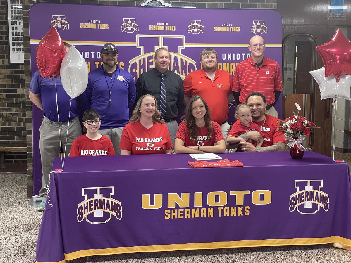 don_ooten's tweet photo. @_parisdebord signs to complete her academic and athletic career at @riotrack Congrats Paris @UHSsportsNEWS https://t.co/yrgS4l4Fgx
