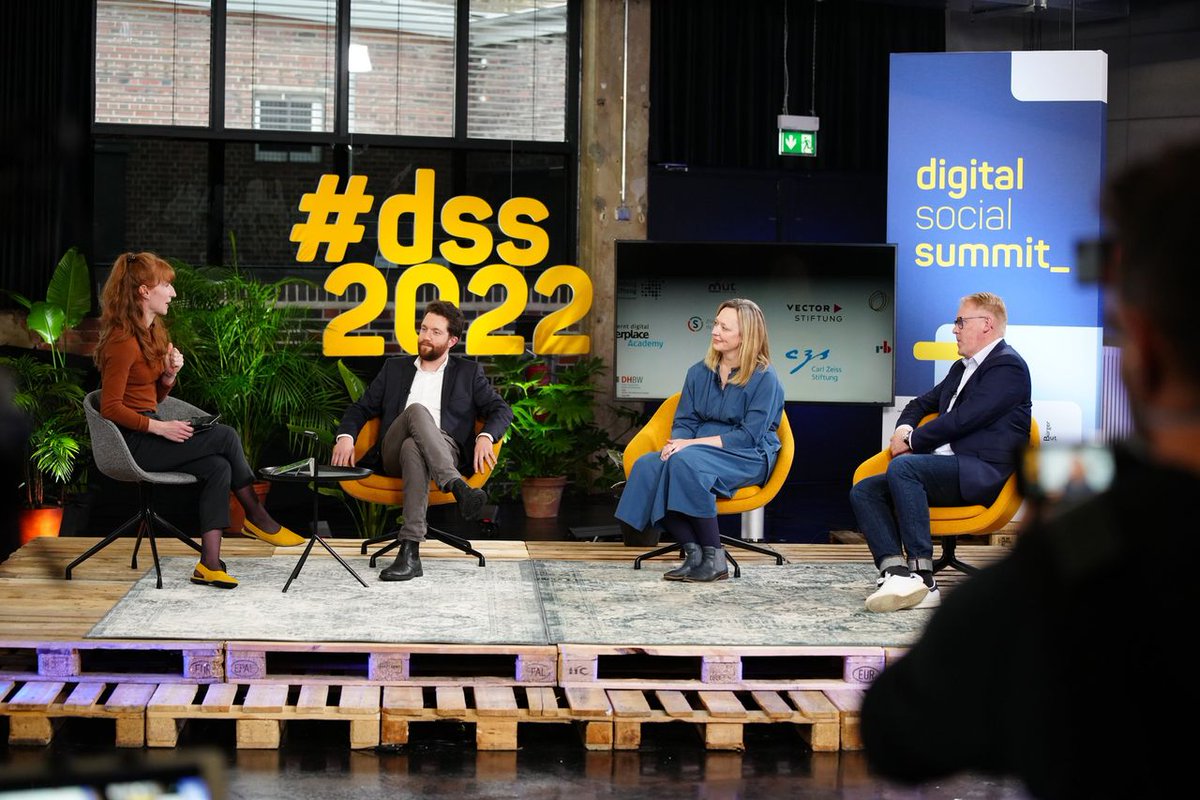 storytile's tweet photo. Zwei tolle Tage #DSS2022 sind vorbei: Thema des @digisocsummit war die #Digitalisierung der #Zivilgesellschaft - und storytile hat sich um den  #Liveblog, die illustrierte #Eventplattform und natürlich den #Livestream in Stuttgart gekümmert! https://t.co/9G9O3lFMmT
