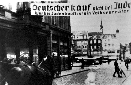 IckeBernd's tweet photo. #Halle 
1. April 1933
Vor 89 Jahren
Judenboykott in #Halle. 
Betroffen waren 11 Rechtsanwälte, 
12 Ärzte &amp; 120 Geschäftsinhaber.
In der Folge kamen hunderte #Hallenser in Konzentrationslager, wurden dort oft ermordet.
Deshalb #niemalsvergessen ! https://t.co/LuYkPsPLxa