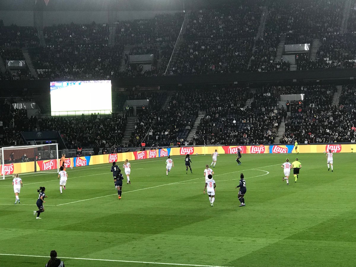 Au parc  ce soir !!!!quel spectacle sportif les filles          Bravo et merci @ crosif @ CNOSF