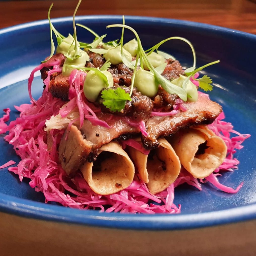 #Leon #Guanajuato:
#Taco de aire (está vacío y los ingredientes van encima). 
El más típico es de cueritos de 🐷. 
Mi fav: la versión de <a href="/lacocinoteca/">Juan Emilio Villaseñor</a>. Estofado de cerdo y pork belly planchado, col encurtida y la salsa típica de allá hecha de jitomate crudo con vinagre y orégano.