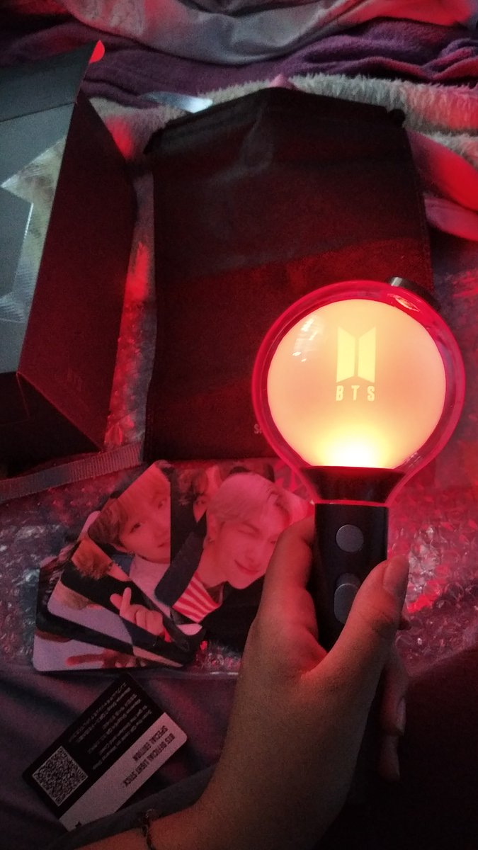 cris_agust's tweet photo. Meu sonho de army se realizou ,nunca achei q teria uma bombarmy e este dia chegou ...estou tão feliz!!!!!!😍😍 https://t.co/3P9ke0INwv