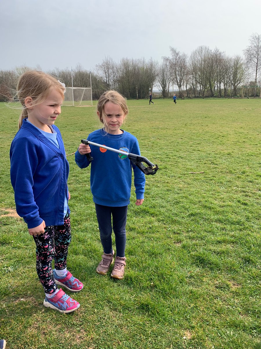 Pennardprimary's tweet photo. Dosbarth Pobbles chose to take part in a school litter pick today to better protect our environment! #walesoutdoorlearningweek
#penncomm https://t.co/zel3zF8ScE