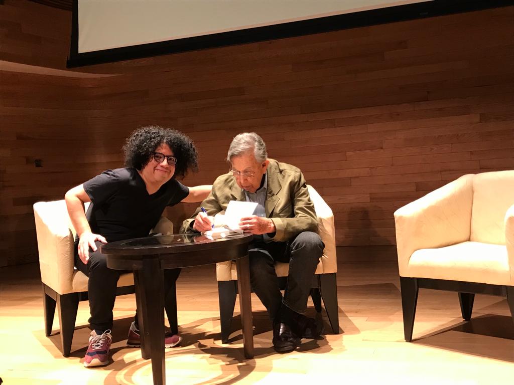 Por supuesto no podría faltar el ejemplar firmado para la colección de casa de "Por una democracia progresista" del ingeniero <a href="/c_cardenas_s/">Cuauhtémoc Cárdenas</a>  presentado hoy en la sala Tlaqná, en Xalapa. Aquí el buen Moisés posando para la foto.