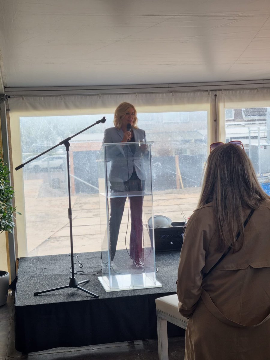 Feestelijke start bouw ‘Prinsenland’  in Honselersdijk <a href="/GemWestland/">Gemeente Westland</a>; samen met <a href="/VastgoedprofsNL/">Vastgoedprofs</a> en vele anderen die dit project mogelijk hebben gemaakt; 27 woningen w.o. bereikbare en sociale koop voor Westlandse starters. Blije toekomstige bewoners mogen toespreken. #wldebat