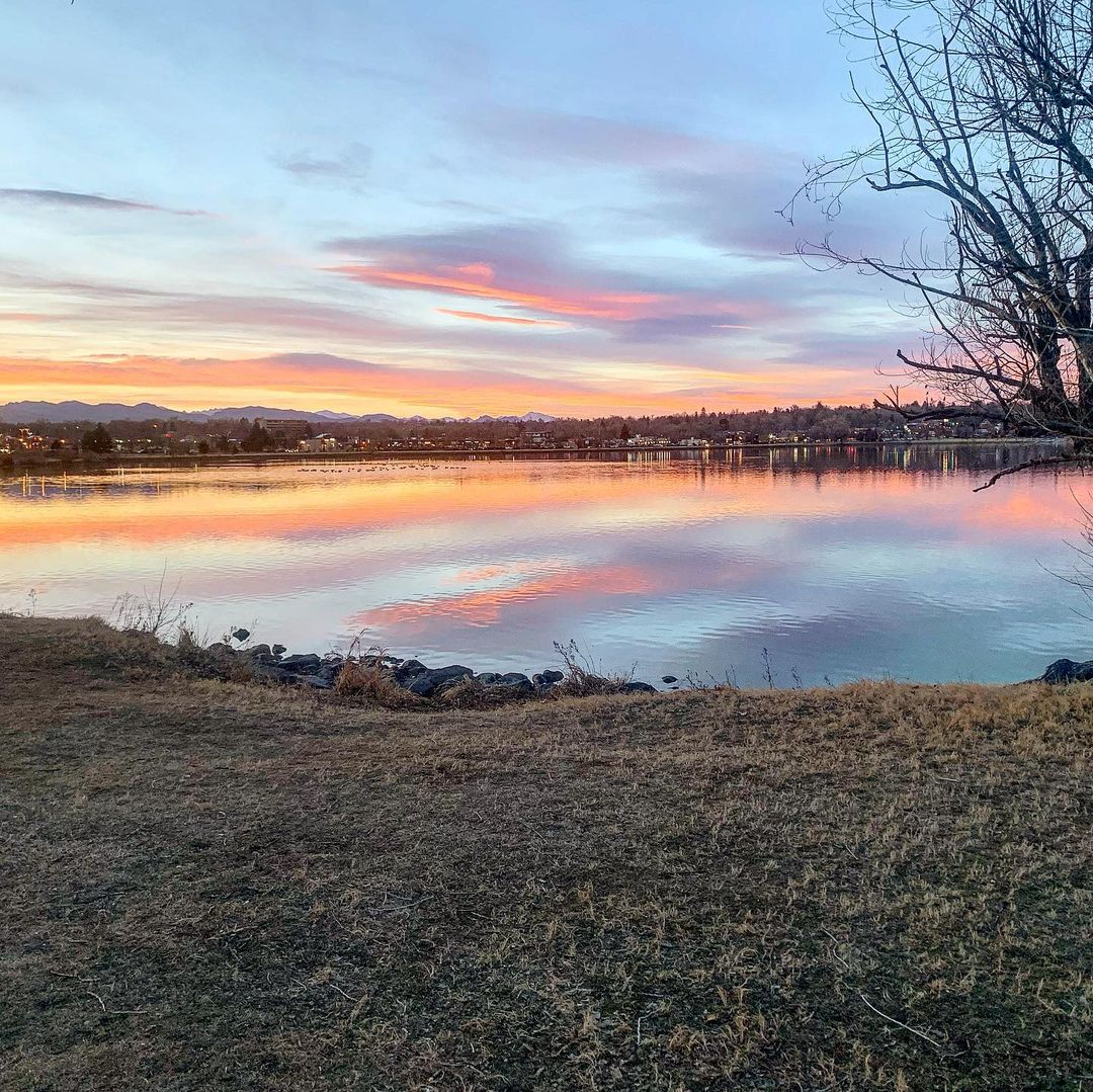 We can’t think of a better way to end our day than with an evening walk around Sloan’s Lake with these views. 📷: @kingjesterrant