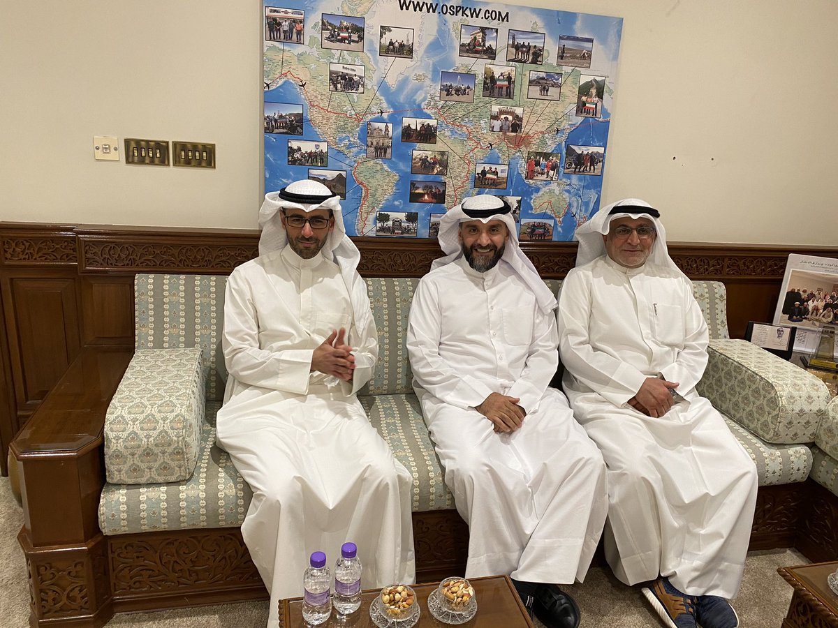 Essabouresly's tweet photo. بحضور الشيخ نواف السعود الصباح الرئيس التنفيذي KPC لفريق 
(K-Flag Team) الساده علي البيرمي ( بوحسن ) وفؤاد قبازرد ( بورضا ) و يوسف الشطي وشباب الفريق بعد أن سجل إنجازاً في موسوعة «غينيس» برفع علم الكويت الأكبر في العالم https://t.co/3XflXmqdVt