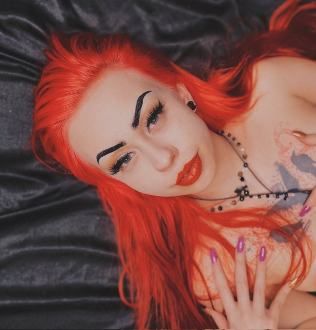 Goth princess ?
.
.
.
.
.
.
#altgirl #selfie #gothgirl #sensuality #punk #gothgf #redlips #redhair #selfie