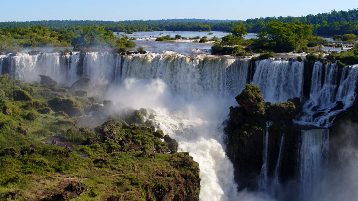 『イグアスの滝』は、よく見ると…２段の崖になっています。ともに＜玄武岩＞なのですが、上の方が多孔質でもろい！ そのため、硬い下層よりも侵食が早く進みます。