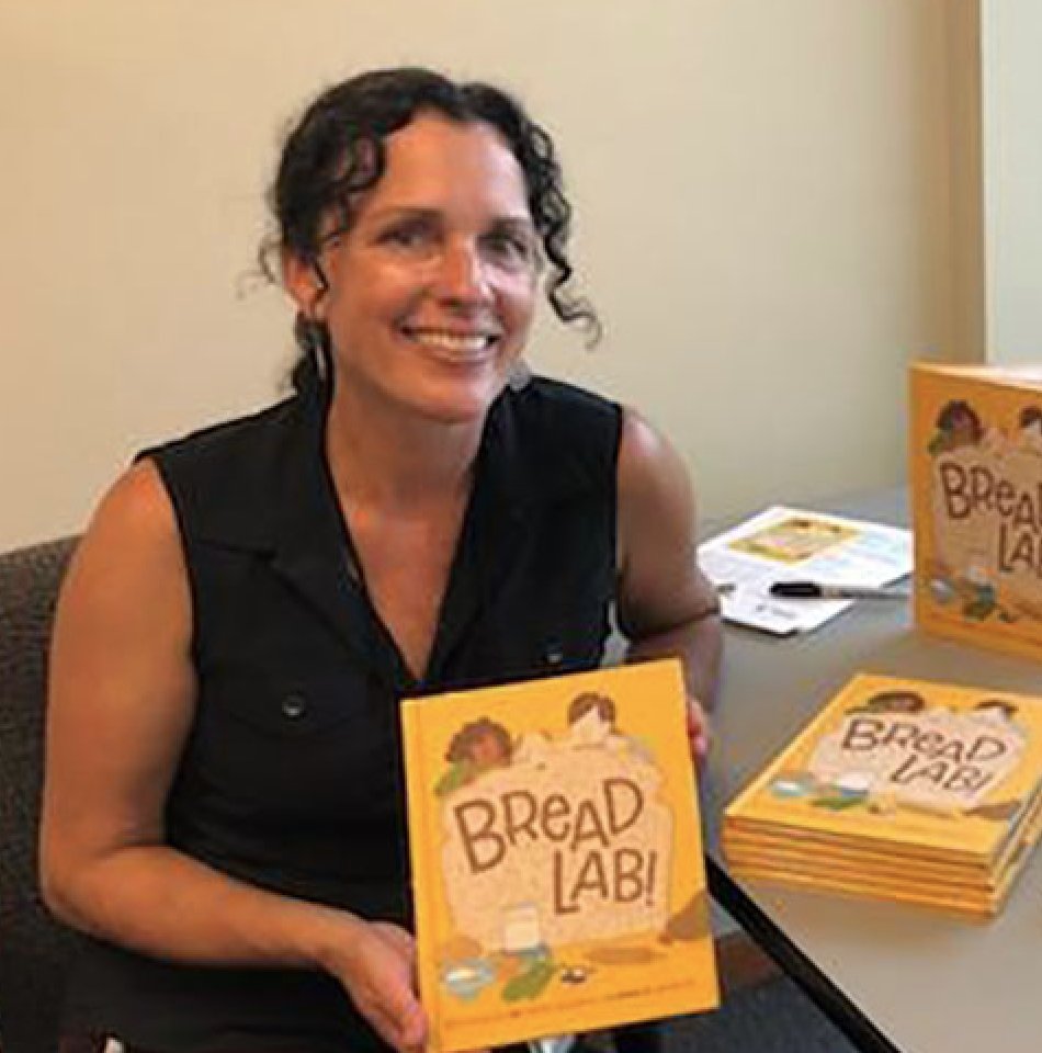 ReadersToEaters's tweet photo. Excitd about the new paperback edition of #BreadLab! As #WomensHistoryMonth draws2 a close, we're highlightng #WomenInAg #WomenInScience &give shoutout2 coauthors: #WSUBreadLab ManagingDir KimBinczewski & #PlantScientist DrBethanyEconopouly. See video& Q&A https://t.co/PHY7MvdPFb https://t.co/P9tm3PpUUy