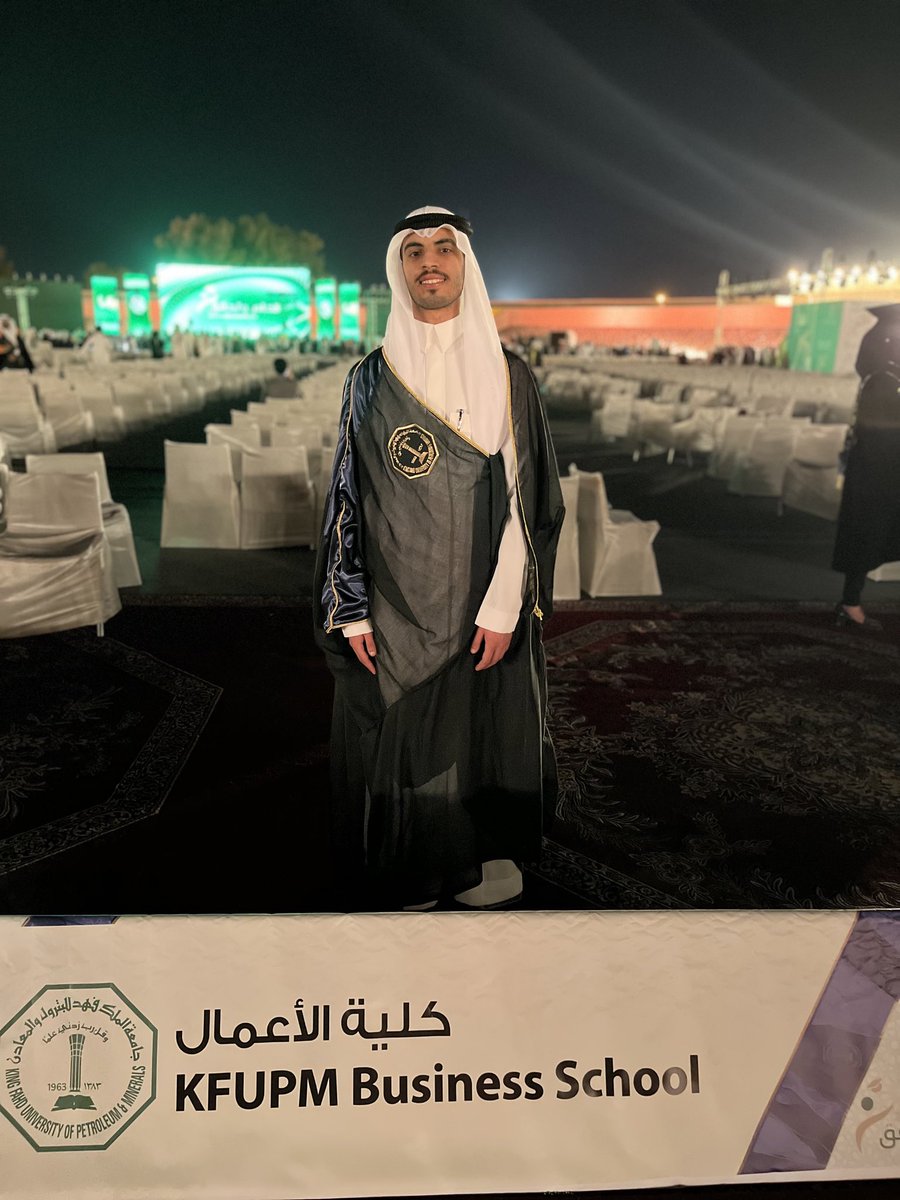 _maf1996's tweet photo. الحمدالله على هذا الرزق العظيم اللهم احفظ هذه النعمة و طول بعمر جدي و أبي بصحة و سلامة 🤍🎓💯💙 https://t.co/xBMFrWnWaw