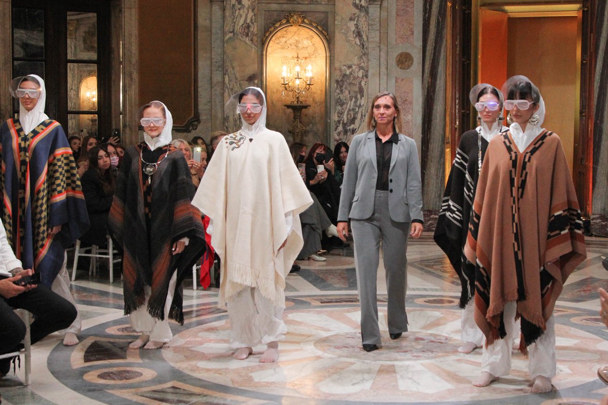 casadelapampa's tweet photo. La provincia de La Pampa participó del Argentina Fashion Week, la tradicional pasarela de la moda de Buenos Aires, en un desfile que tuvo lugar en el emblemático Palacio Paz. #ArgentinaFashionWeek #ARFW #ModaArgentina #MercadoArtesanal #Amsoar #CasaDeLaPampa #Pampeanizate! https://t.co/J7zr5xBKYS