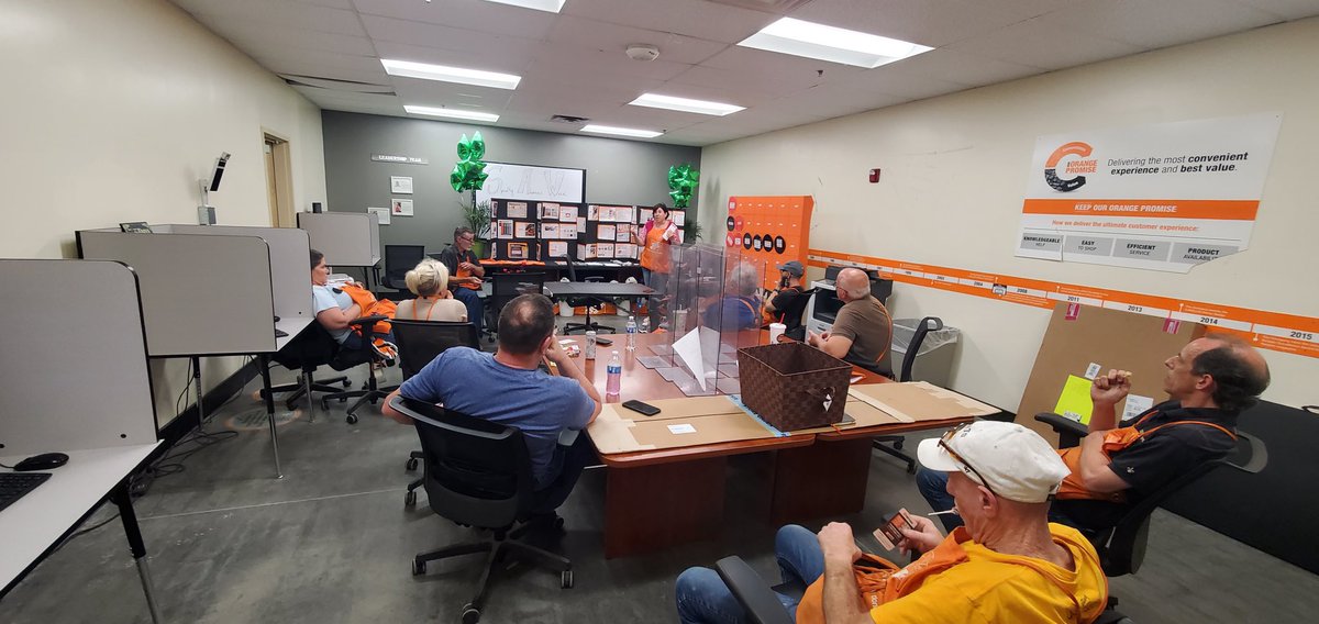 Utilizing the Associate Coach meeting to educate associates on Services and Credit! Knowing how to multi task is Important! Way To Go 0386! #SAW