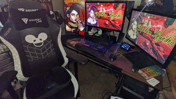 Got me 3 monitors now 🥰 https://t.co/4WvDD8ZGO8