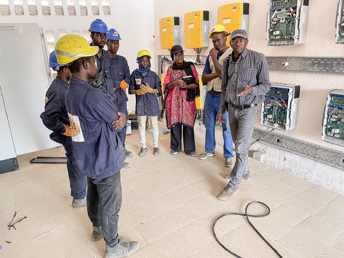 itogolanyetaa's tweet photo. Des installations solaires pour offrir des alternatives à #immigration irrégulière, booster #développement local et donner des opportunités aux jeunes de réaliser leurs rêves auprès des leurs. 6 centrales PV dans la Région de #Kayes réalisées par #ACCESS pour #AMADER, fonds @BM https://t.co/tMc9JU3f1j